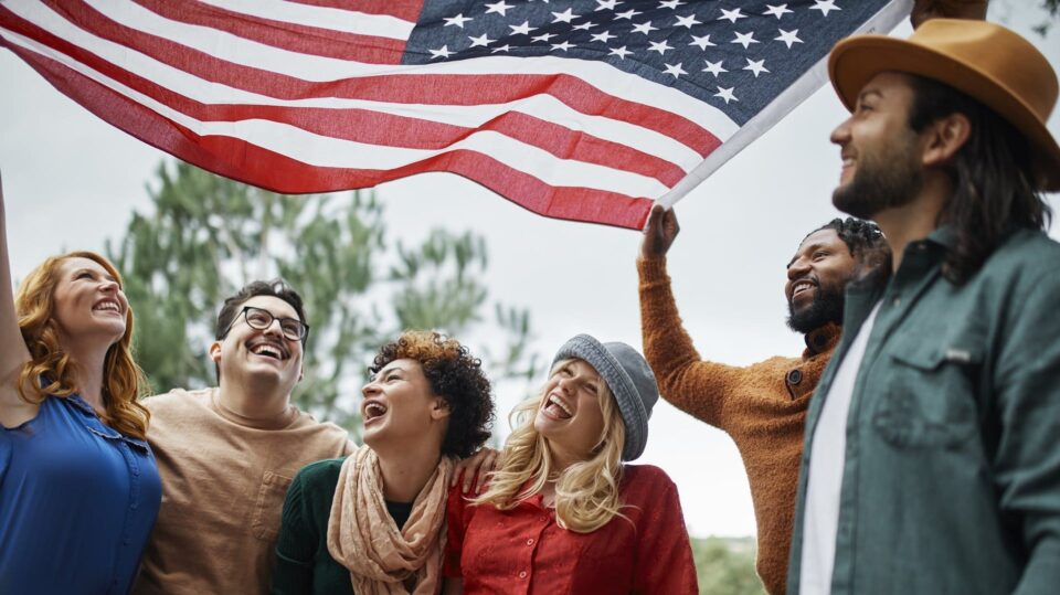 coup moyen gens heureux tenant drapeau cropped